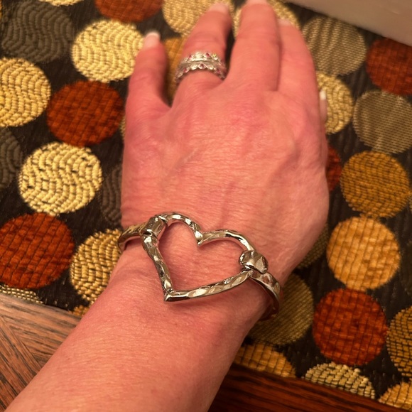 Pope Metal Heart Hook Bracelet - Picture 3 of 3